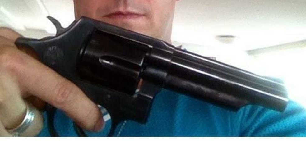 Professor foi preso apÃ³s postar foto nas redes sociais com arma de fogo â€” Foto: PCDF/DivulgaÃ§Ã£o