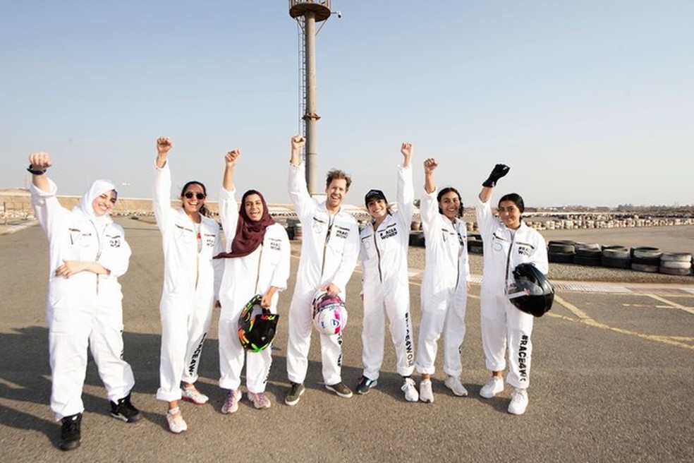 Sebastian Vettel organizou corrida de kart com mulheres sauditas, no GP da Arábia Saudita de 2021 — Foto: SebastianVettel.de