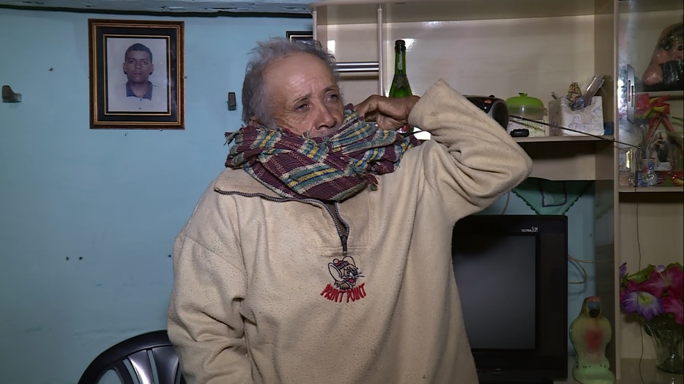 Seu  Lourival não abre mão do casaco e do cachecol nos dias frios no Sertão (Foto: Reprodução / TV Grande Rio)
