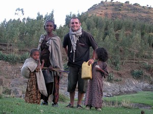 Jérémy Marie com uma família na Etiópia (Foto: Jérémy Marie/Arquivo pessoal)