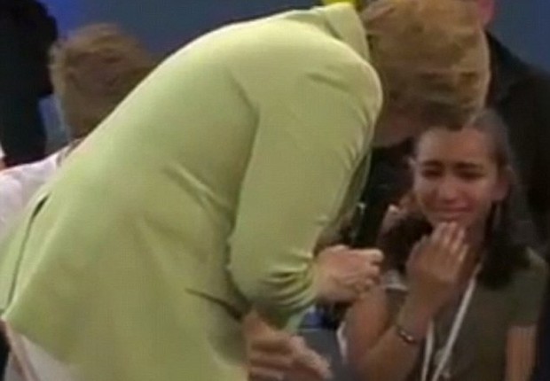 A chanceler alemã Angela Merkel tenta consolar menina palestina, após dizer que Alemanha não teria como aceitar todos os refugiados (Foto: Reprodução)