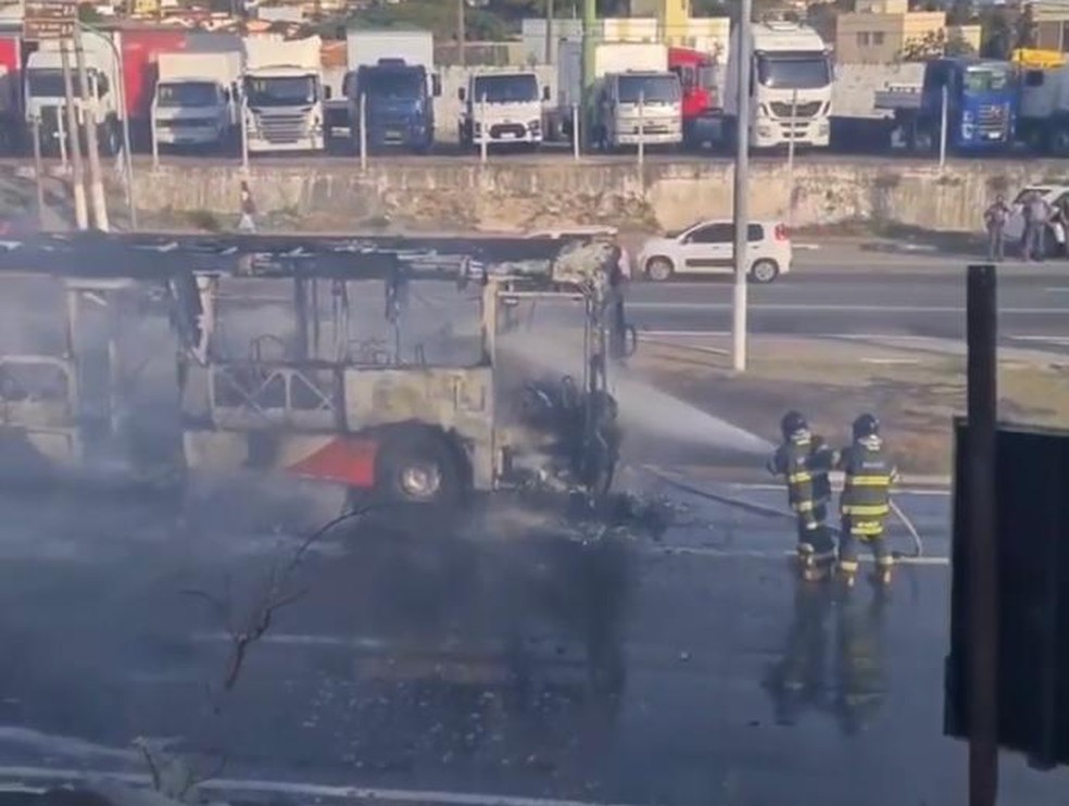Bombeiros apagam ônibus incendiado em Campinas — Foto: Reprodução/EPTV