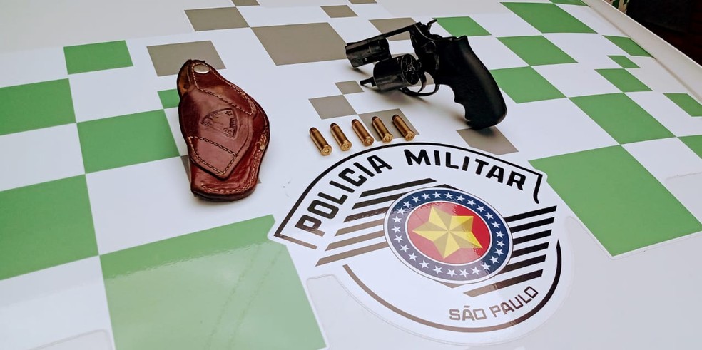 Revólver de calibre 38 e munições foram apreendidos — Foto: Polícia Militar Ambiental 