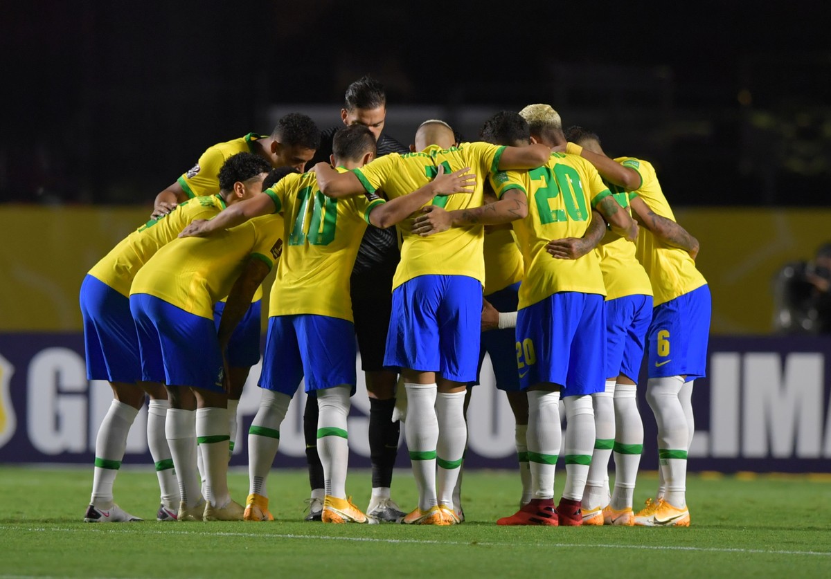 Tite volta a "rodar" braçadeira da Seleção, que já teve ...