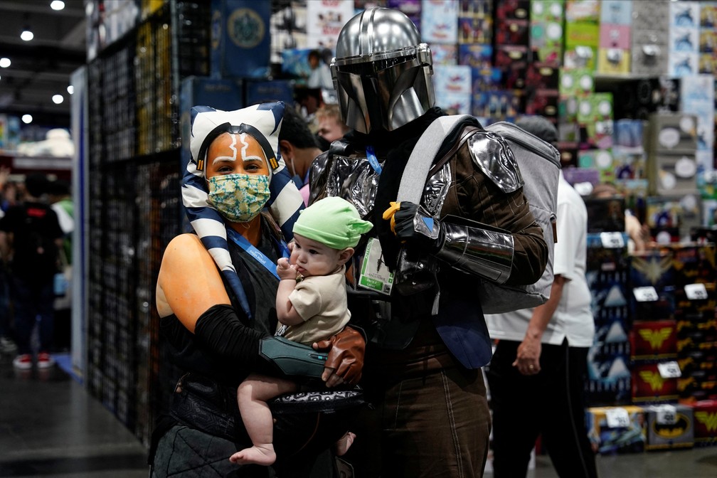 Família faz cosplay com personagens de 'Star Wars, Ahsoka Tano, Baby Yoda, and the Mandalorian, na Comic-Con San Diego 2022 — Foto: Reuters/Bing Guan