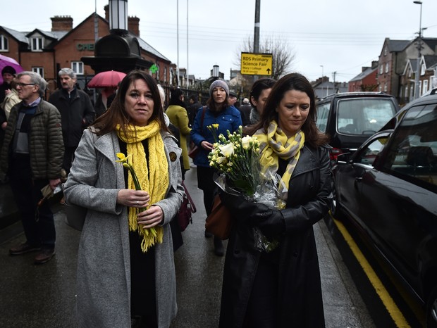Ex-colegas de O'Riordan levam flores à igreja em Limerick, Irlanda (Foto: Getty)