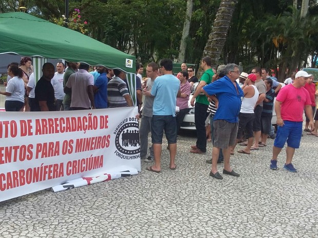 Mineiros pedem donativos em praça de Criciúma (Foto: Sindicato de Mineiros de Forquilha/Divulgação)