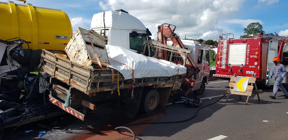 Caminhão-tanque, carreta e dois carros se envolveram em engavetamento em Marília — Foto: Divulgação/Corpo de Bombeiros