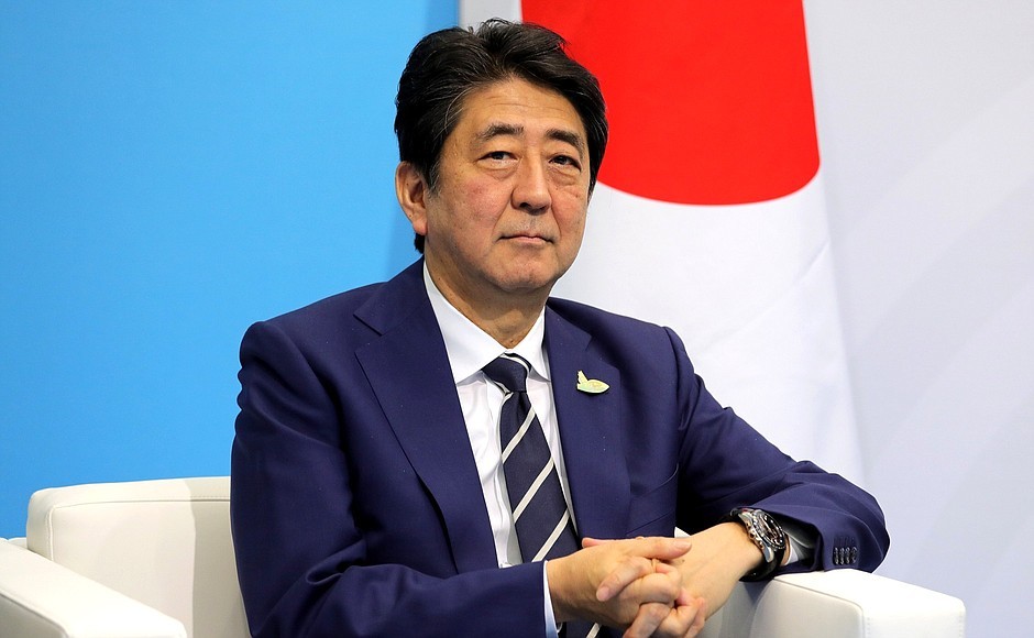 Imagem do primeiro ministro japonês, Shinzo Abe, morto nesta sexta (8) por um tiro nas costas (Foto: Wikimedia Commons )