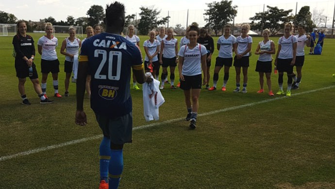 Marcos Vinícius presenteia jogadora da Alemanha com camisa do Cruzeiro