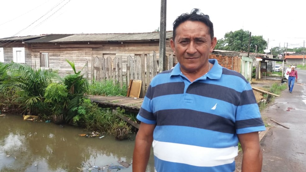 Pedreiro Edivaldo Marques pede que populares não joguem lixo no canal — Foto: Carlos Alberto Jr/G1