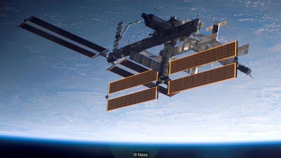 Até mesmo a Estação Espacial Internacional precisa desviar de detritos deixados por missões anteriores — Foto: Nasa/BBC