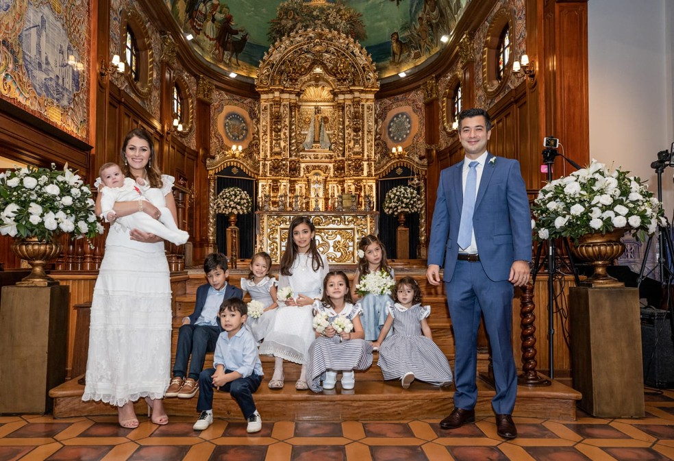 O casal Mariana e Carlos com os filhos na renovação dos votos de casados — Foto: Arquivo Pessoal
