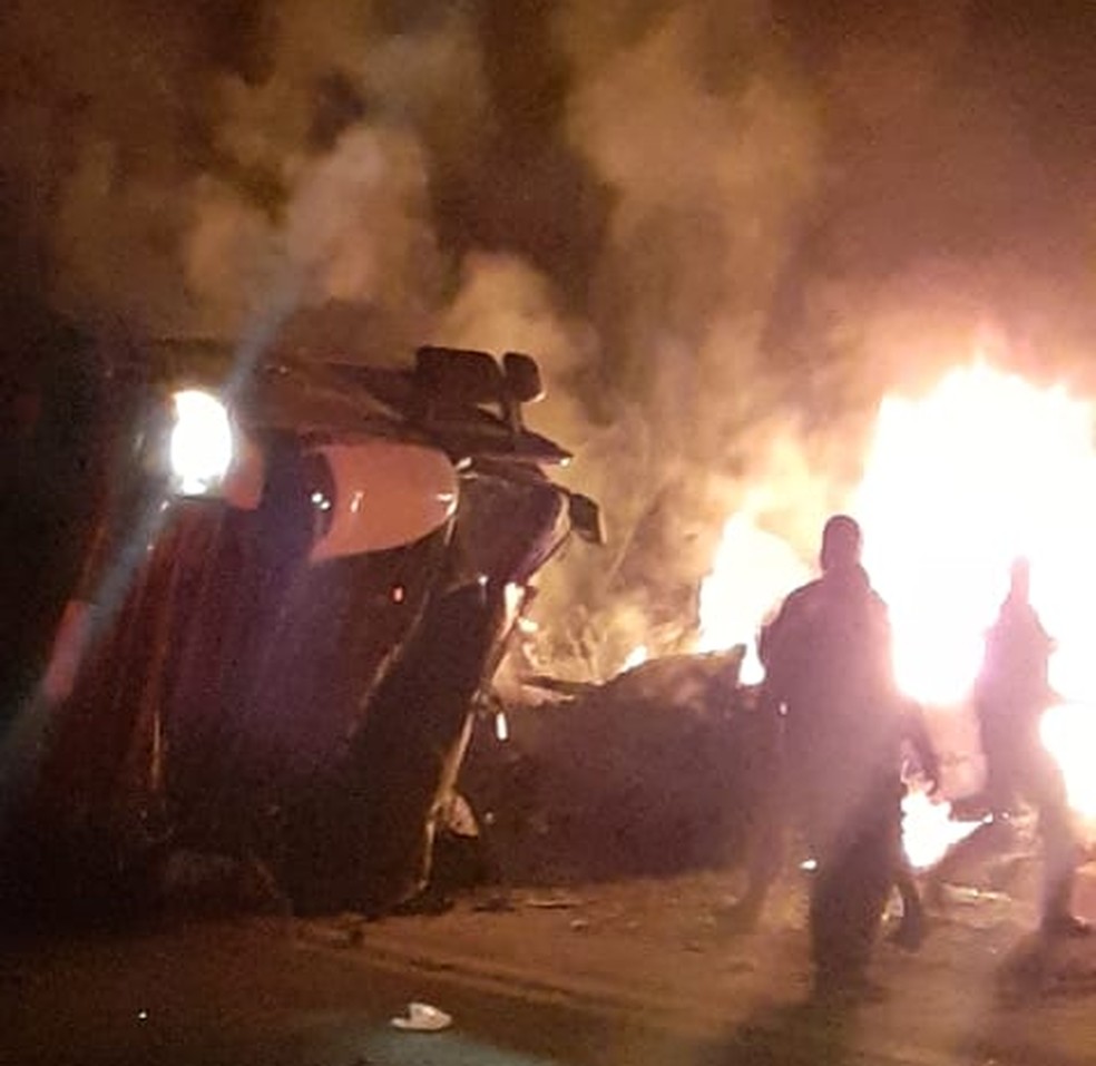 Acidente na BR-262 deixou oito pessoas mortas neste domingo (23) — Foto: Corpo de Bombeiros/Divulgação