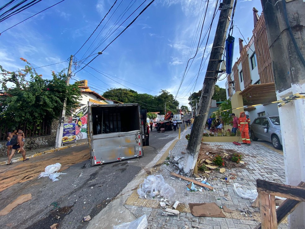 Caminhão tombou em rua em Ponta Negra — Foto: Kleber Teixeira/Inter TV Cabugi