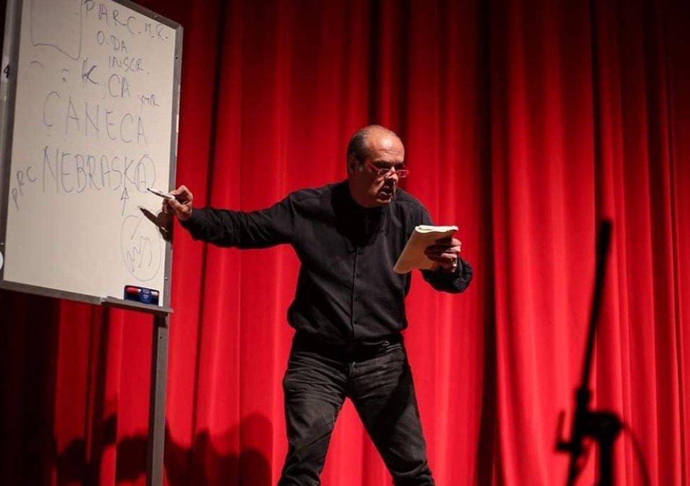 Ator Gustavo Ottoni durante leitura dramatizada de "A Sereníssima República" em RO — Foto: Thiéle Elissa e Cleber Cardoso/Festival Unir Arte e Cultura 