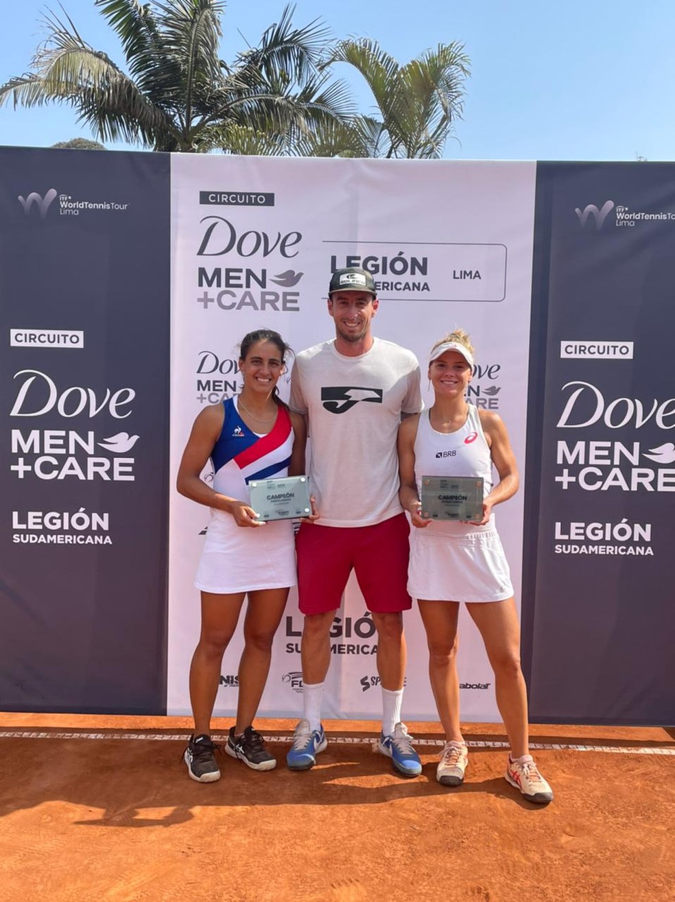 Laura Pigossi (à direita) é campeã nas duplas no ITF de Lima, no Peru — Foto: Divulgação
