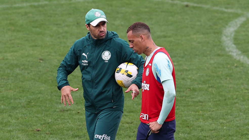 Abel esboça time titular com Breno Lopes entre os 11 iniciais