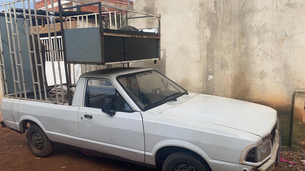 Homem foi preso suspeito de agredir e prender filho dentro de jaula instalada no carro, no DF — Foto: Sthefanny Loredo/TV Globo