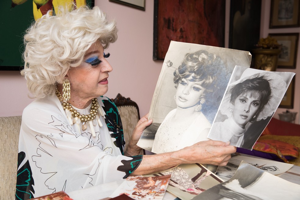 A drag queen Miss Biá compara uma foto sua do início da carreira com a foto da atriz Gina Lollobrigida, sua inspiração  (Foto: Celso Tavares/G1 )