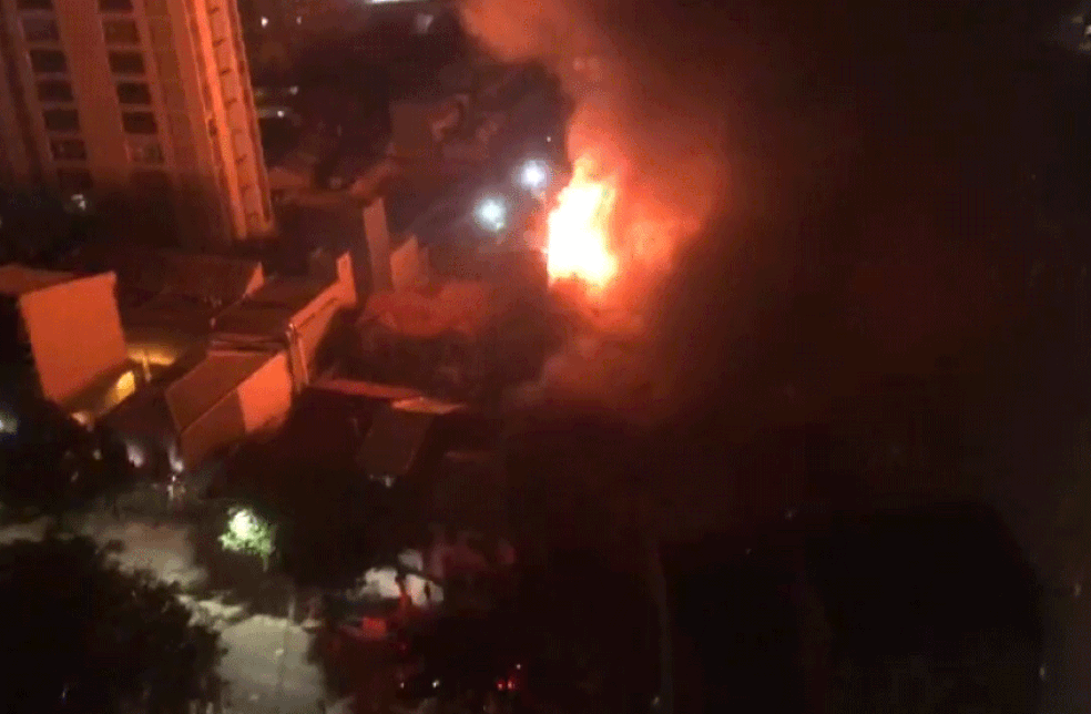 Incêndio atinge casa noturna fechada na Rua dos Pinheiros, na Zona Oeste de SP — Foto: Reprodução TV Globo