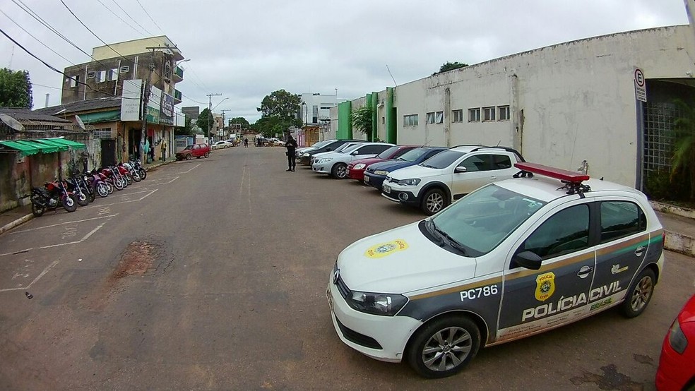 Veículos foram apreendidos durante a operação (Foto: Lidson Almeida/ Rede Amazônica Acre)