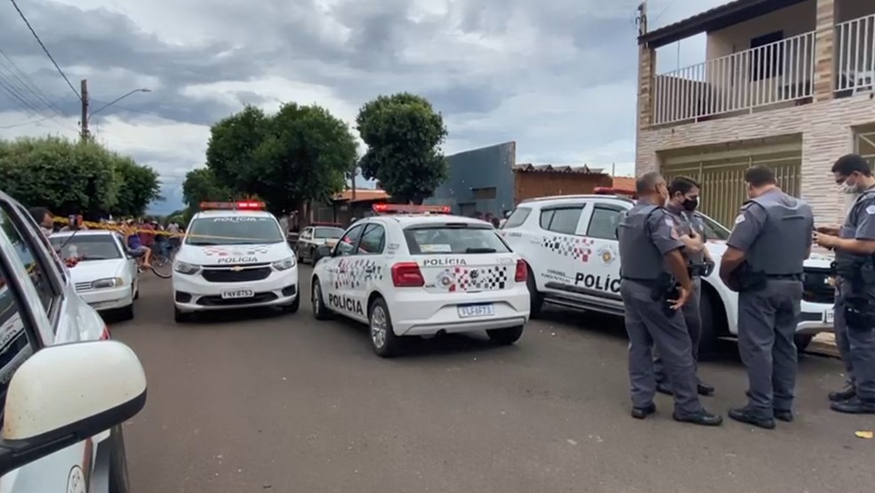 Policiais militares atendendo ocorrência em Pereira Barreto  — Foto: Anderson Antunes/TV TEM 
