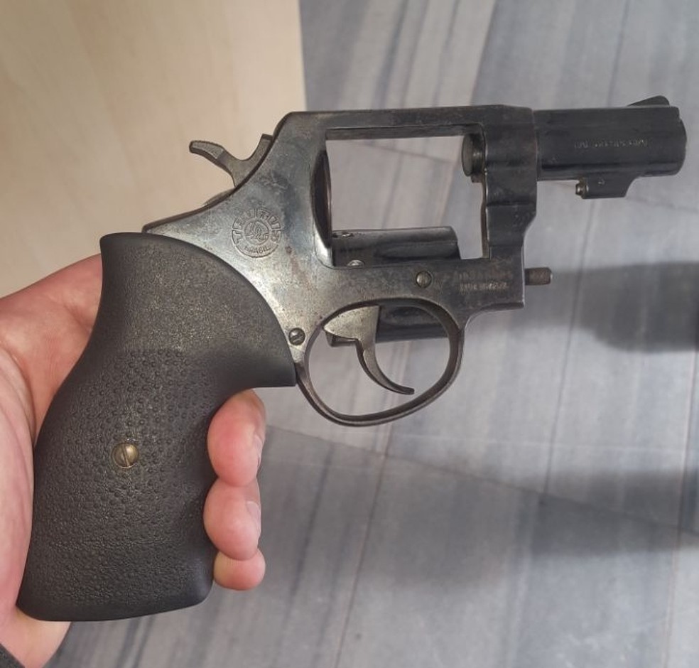 Revólver calibre 38 foi apreendido  (Foto: Divulgação/PM)