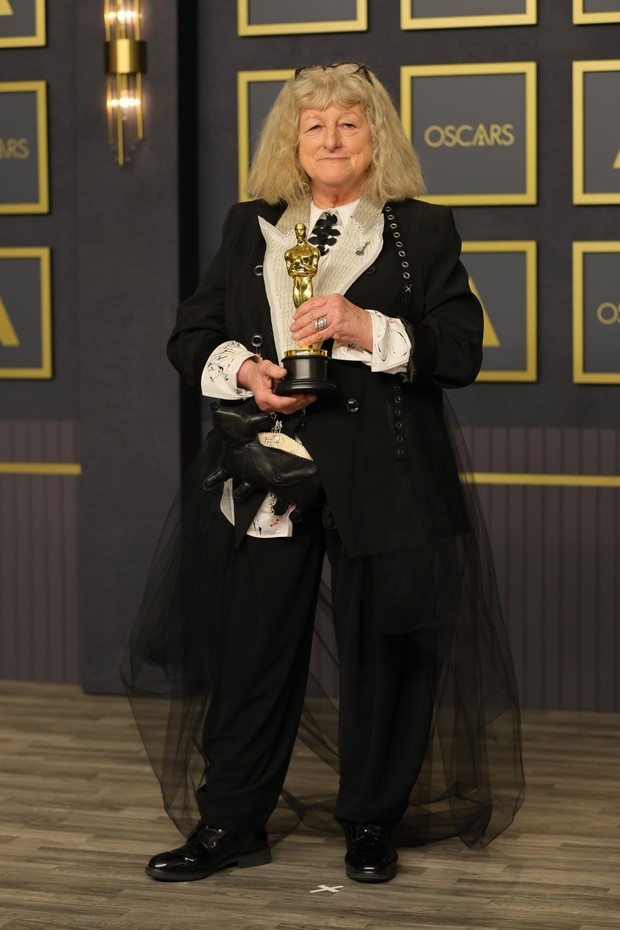 HOLLYWOOD, CALIFORNIA - MARCH 27: Jenny Beavan, winner of the Costume Design award for ‘Cruella’ poses in the press room during the 94th Annual Academy Awards at Hollywood and Highland on March 27, 2022 in Hollywood, California. (Photo by Mike Coppola/Get (Foto: Getty Images)