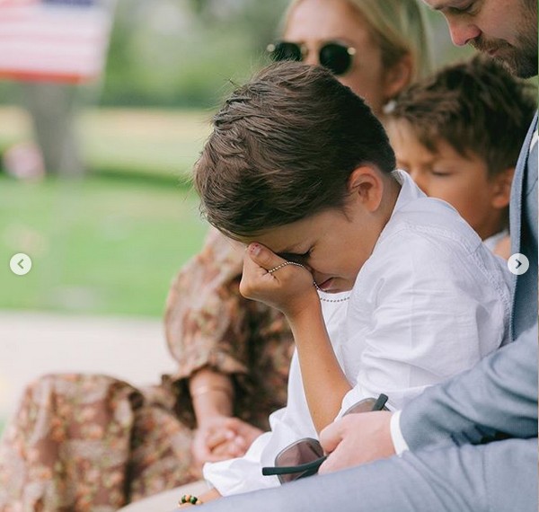 A influenciadora norte-americana Ashley Stock com o marido e os filhos no funeral da filha de 3 anos, vítima de um câncer raro no cérebro (Foto: Instagram)
