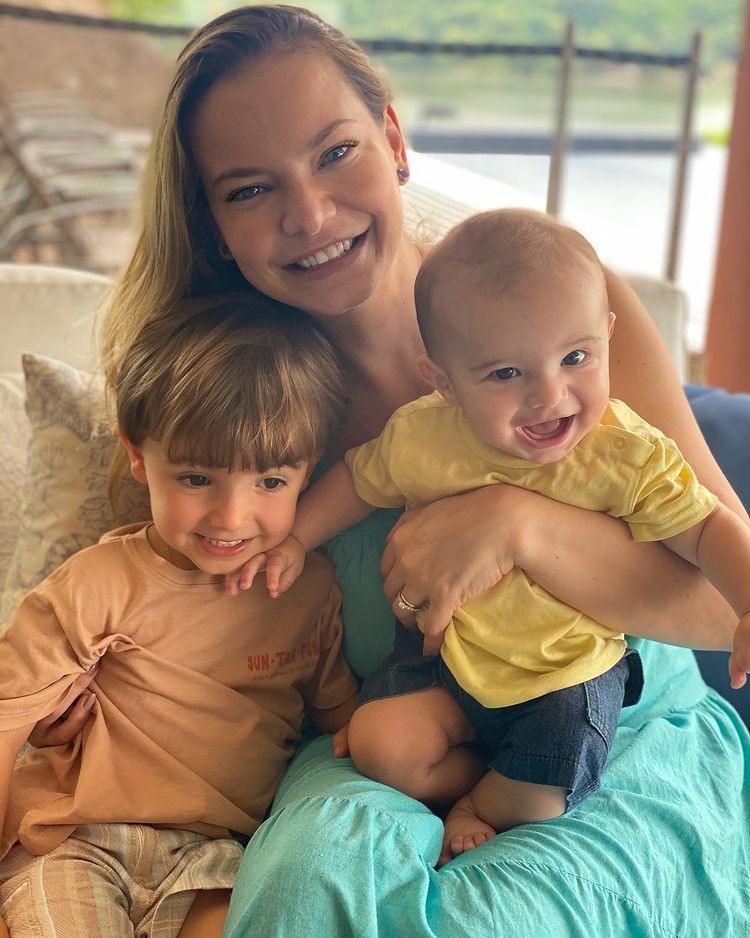 Milena Toscano com os filhos João Pedro e Francisco (Foto: Reprodução/Instagram)