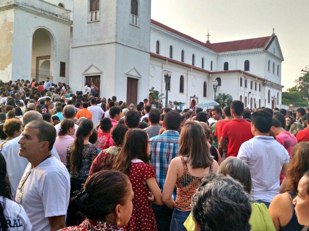 Católicos acreanos foram à Catedral Nossa Senhora de Nazaré, em Rio Branco, para celebrar o início do jubileu católico (Foto: Iryá Rodrigues/G1)