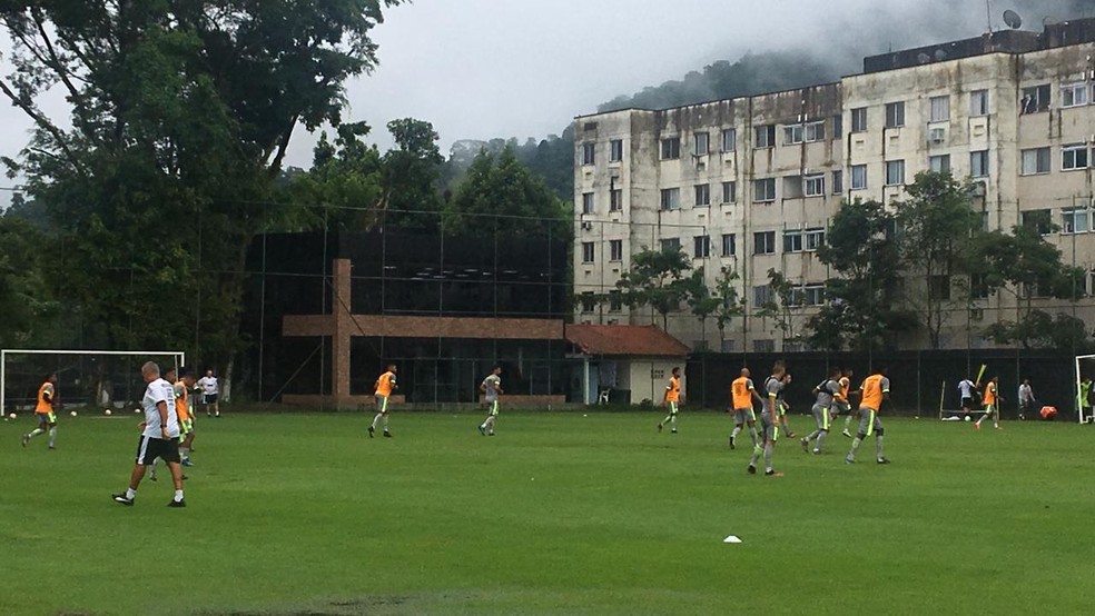 Reservas realizam atividade técnica em um dos campos do CT — Foto: Gabriela Rossi