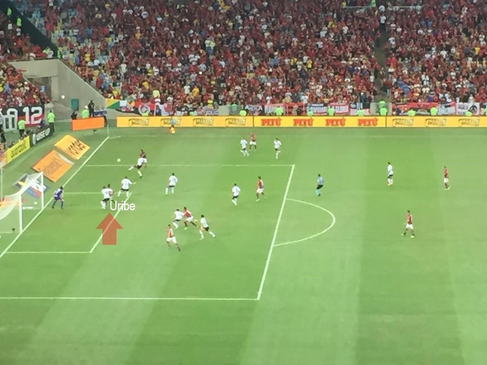 O chute vai longe e Uribe nem encosta na bola mais uma vez &mdash; Foto: Raphael Zarko