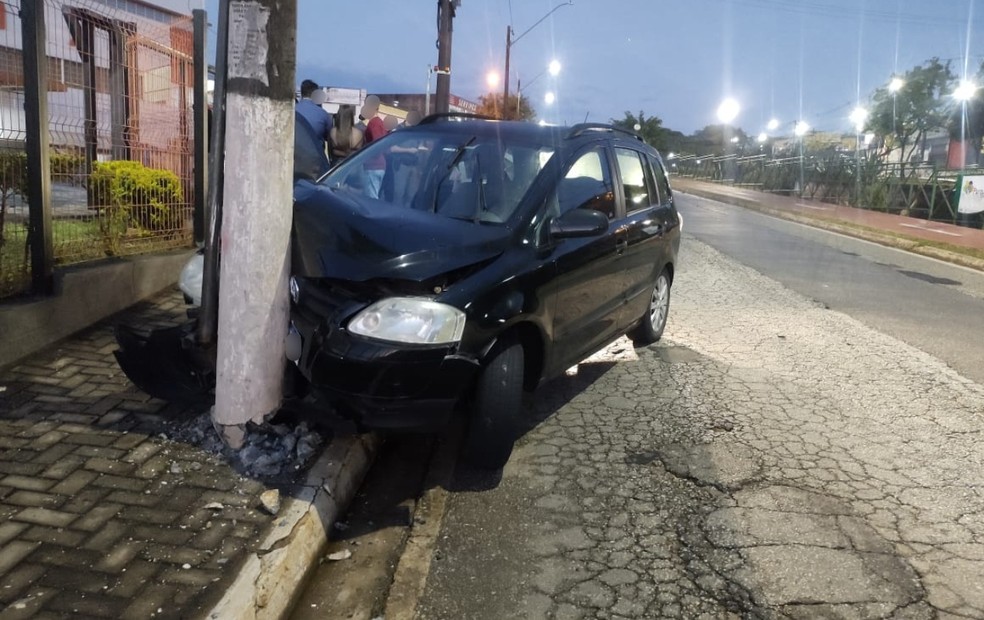 Motorista embriagado bate carro em poste após sair de festa em Itapeva (SP) — Foto: Itapeva Alerta/Divulgação