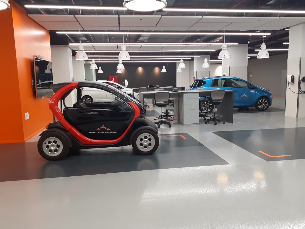 Carros usados em protótipos no laboratório de inovação aberta da Renault - Nissan - Mitsubishi, em Tel Aviv (Foto: época negócios)
