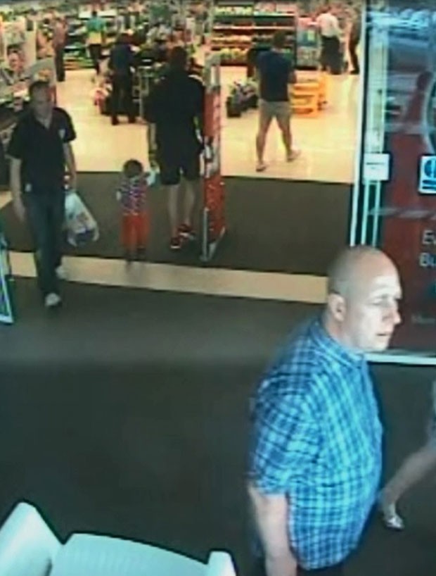 Alan Knight foi flagrado por câmeras em supermercado (Foto: South Wales Police/AP)