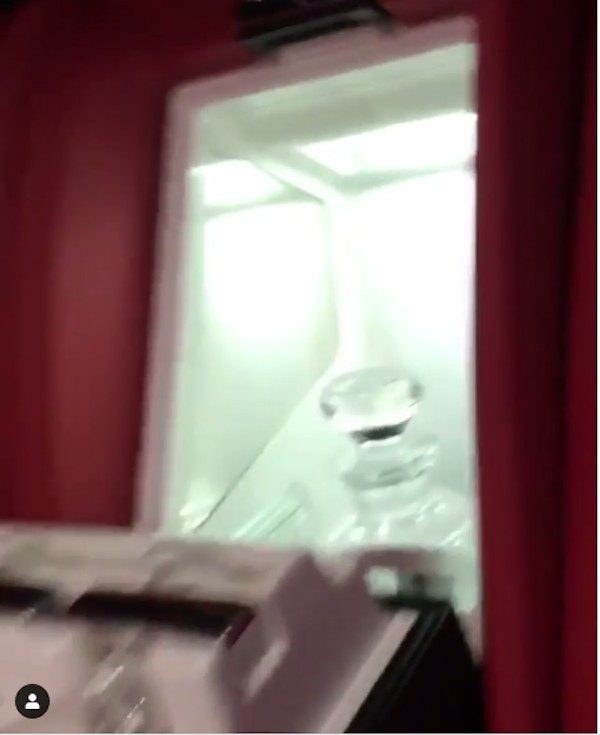 A geladeira no interior do carro de 1,2 milhão de reais comprado por Nick Minaj (Foto: Instagram)