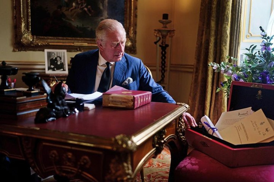 Rei Charles III com a caixa vermelha herdada de Elizabeth II