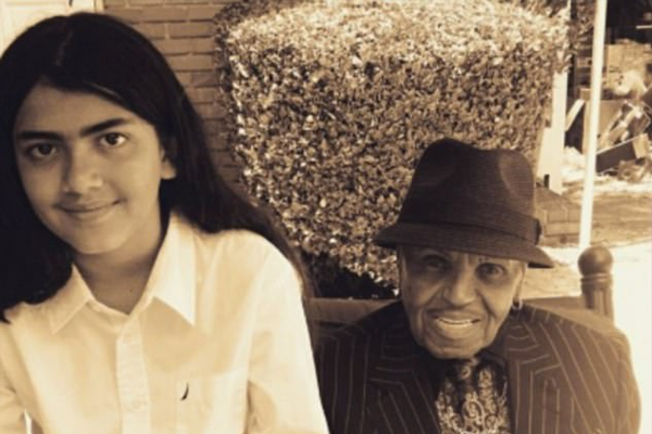 O empresário Joe Jackson, pai de Michael Jackson (1958-2009), com o caçula do cantor, Blanket (Foto: Twitter)