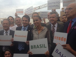 Na praça dos Três Poderes, Marina Silva recebe apoio de parlamentares para a criação da Rede Sustentabilidade (Foto: Nathalia Passarinho/G1)