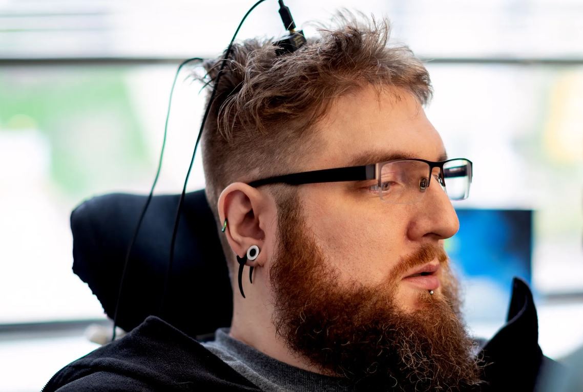 Nathan Copeland, 36 anos, convive com uma interface cérebro-computador há mais de sete anos e três meses (Foto: Universidade de Pittsburgh )