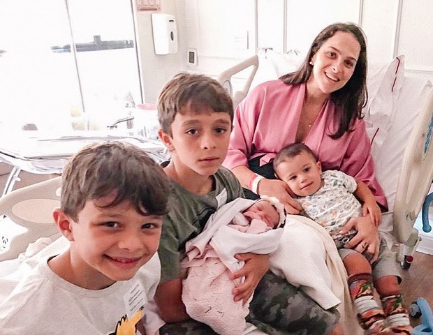 Letícia Cazarré reuniu os quatro filhos (Foto: Reprodução/Instagram)