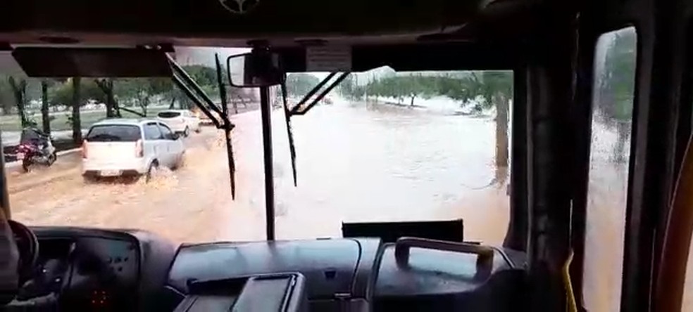 Teotônio virou um rio após chuva forte — Foto: Stefani Cavalcante/g1