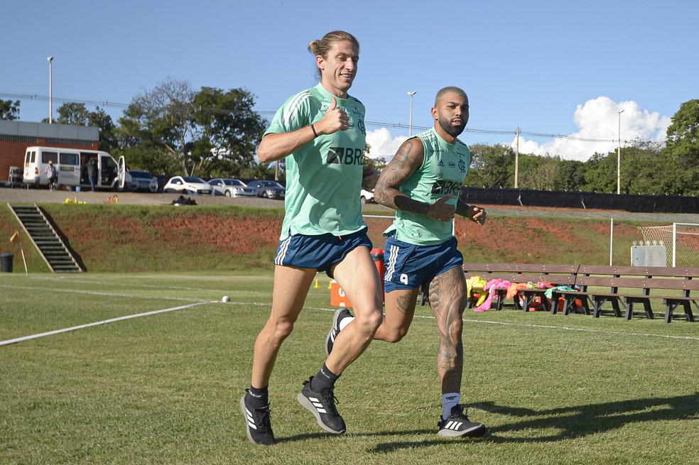 Filipe Luís e Gabigol no treino em Brasília — Foto: Alexandre Vidal/Flamengo