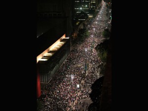 Manifestantes fecham a Av. Paulista em SP (Foto: JF Diorio/Estadão Conteúdo)