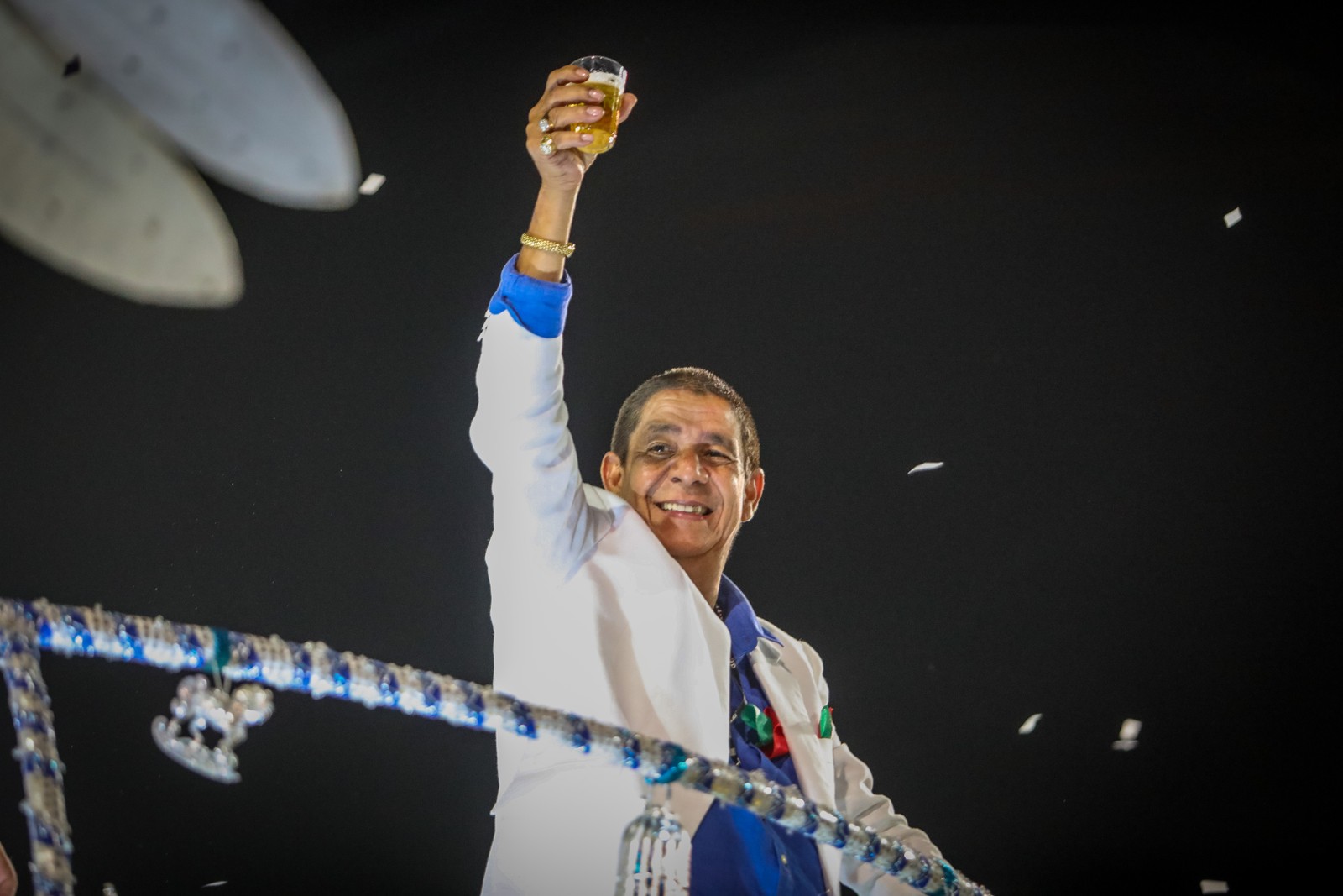 Um brinde! Zeca Pagodinho ergue um copo de cerveja para o pública da Sapucaí  — Foto: Brenno Carvalho
