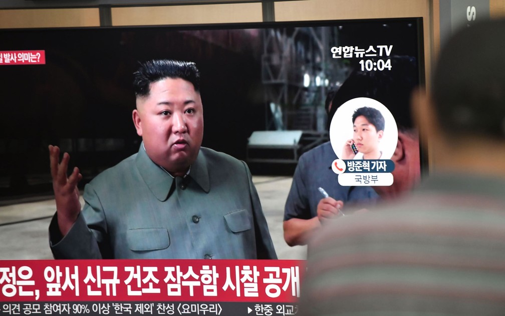 Homem assiste a um programa de TV que exibe imagem do lÃ­der norte-coreano, Kim Jong-un, em uma estaÃ§Ã£o de trem em Seul, na Coreia do Sul, na quinta-feira 925) â€” Foto: Jung Yeon-je/AFP