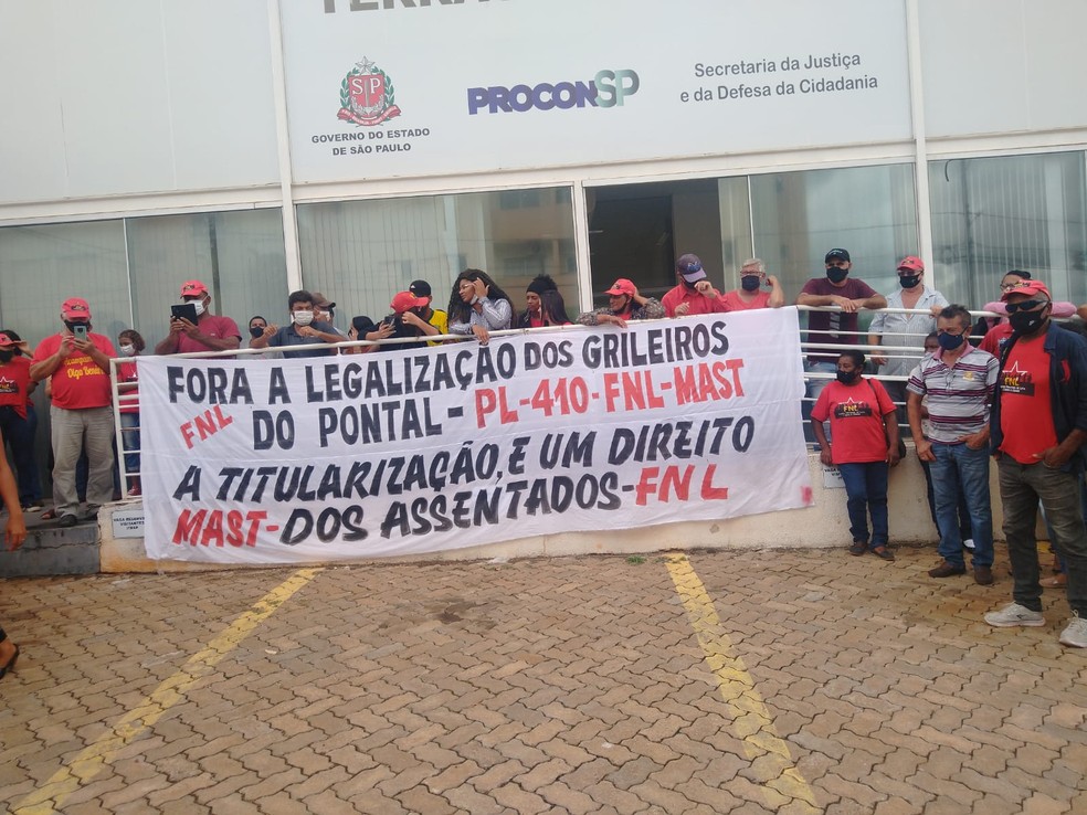 Integrantes da FNL e do Mast fazem manifestação em frente a unidades no Itesp no Oeste Paulista — Foto: Heloísa Lupatini/TV Fronteira