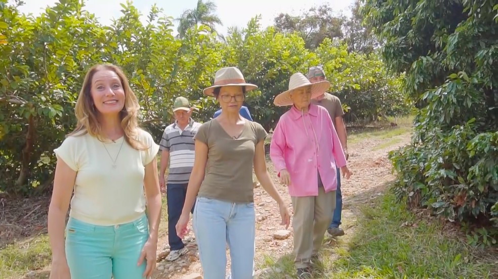 Edlaine Garcia conhece a história da goiaba gigante — Foto: Reprodução EPTV